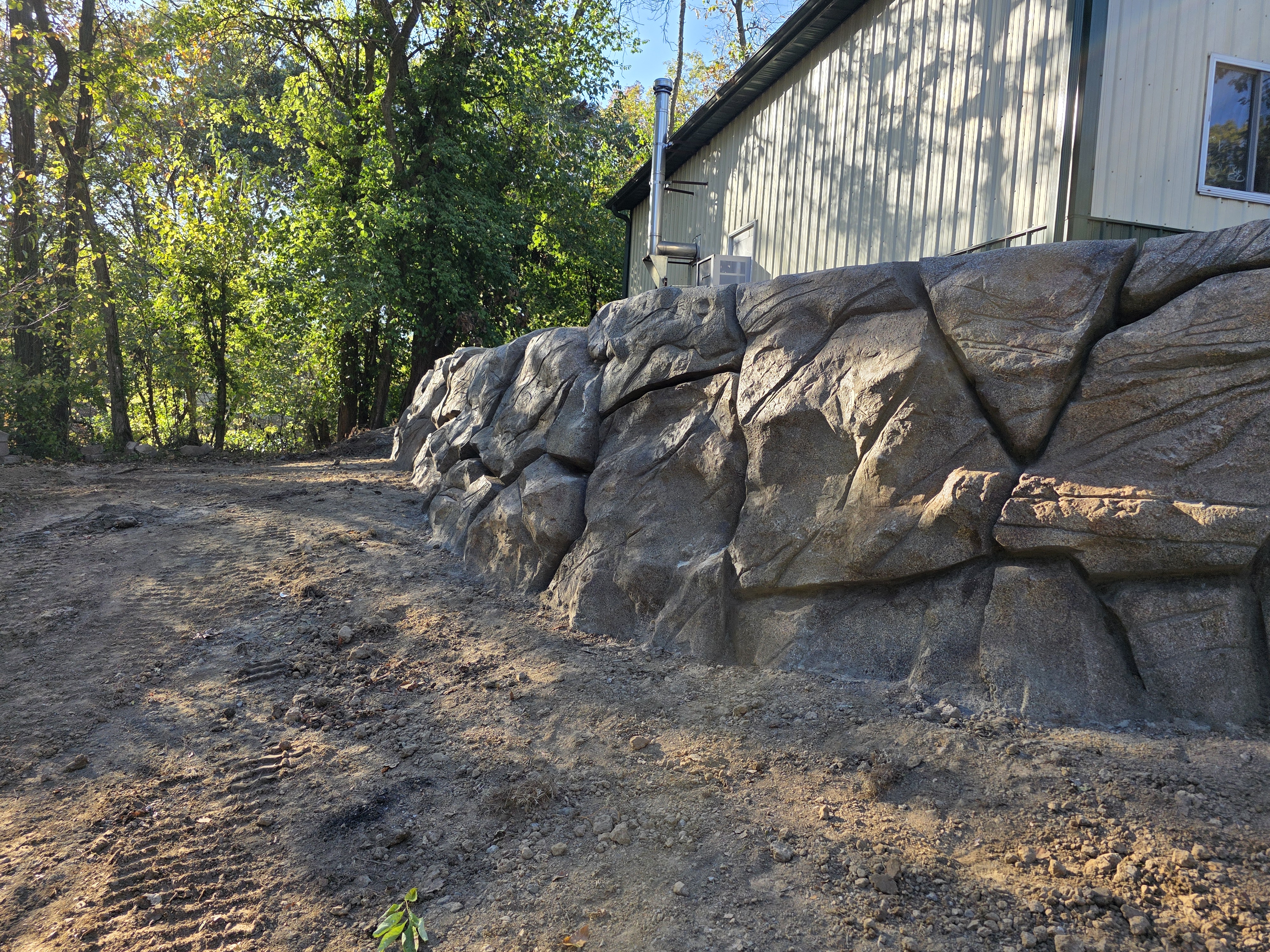 Natural stone look retaining wall