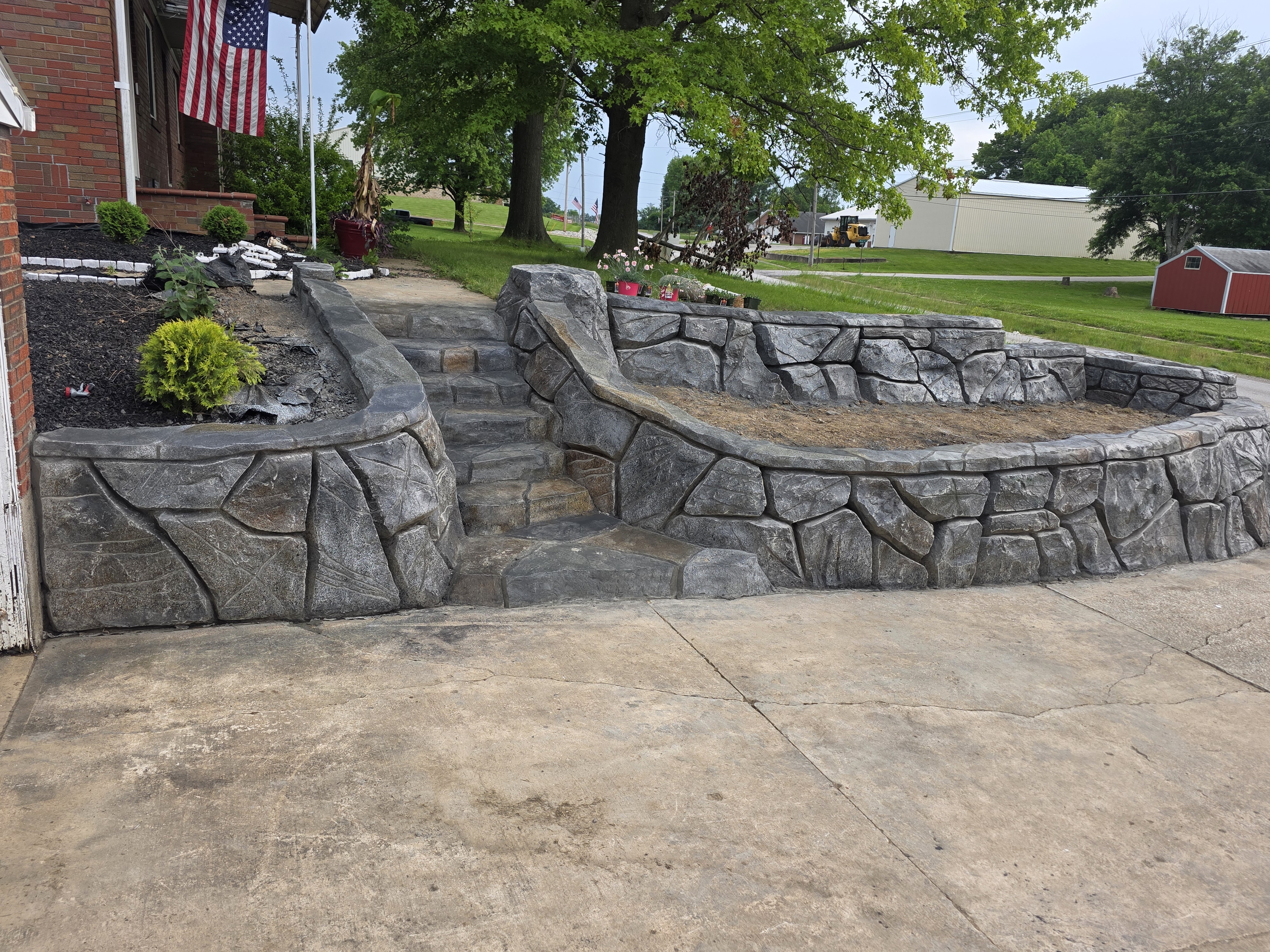 Natural stone look retaining wall