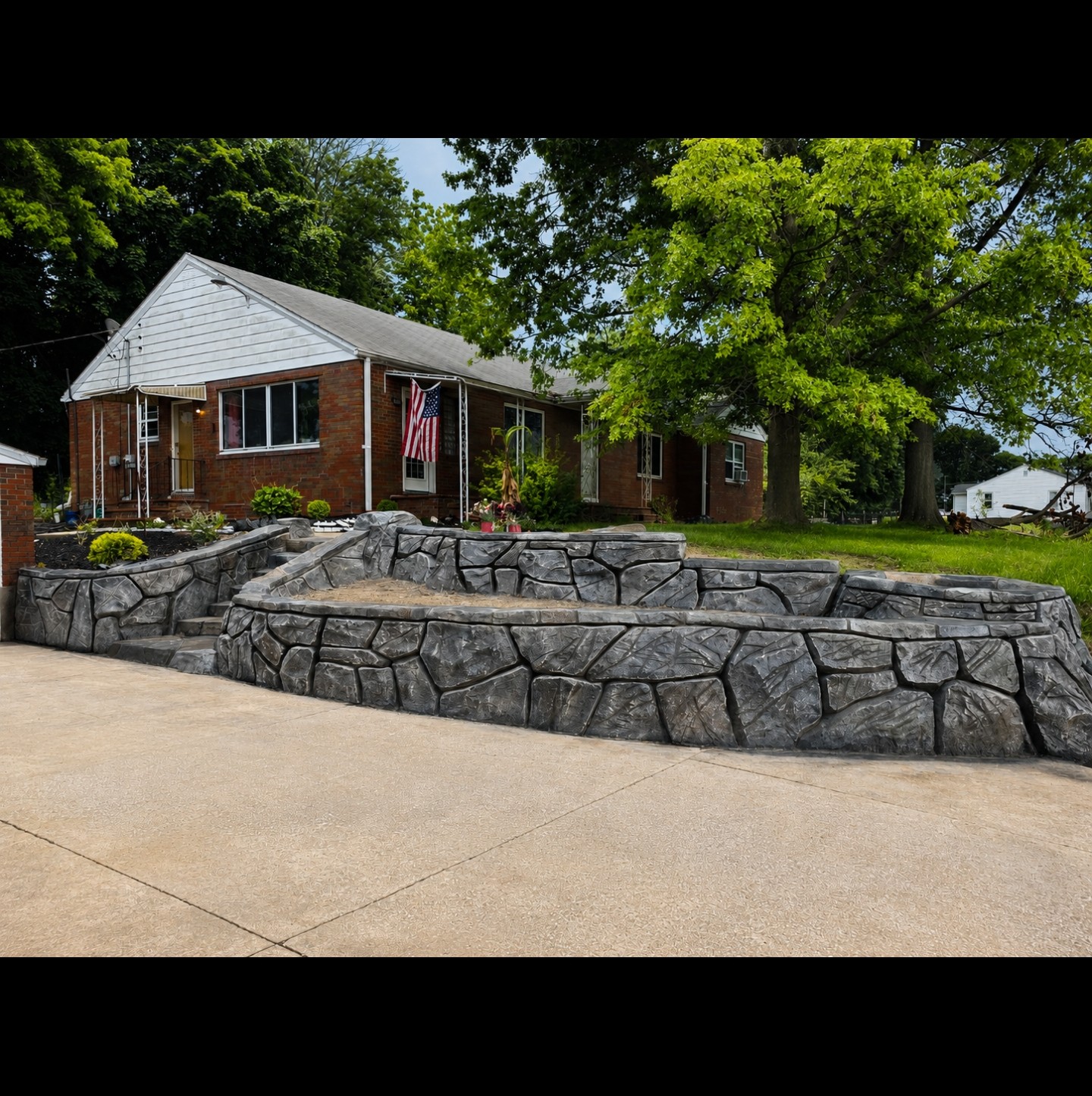 Natural stone look retaining wall